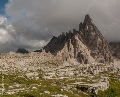 Fotografia View of Monte Paterno/Paternkofel, one of the important peaks of the Sesto Dolomites, as seen from Locatelli refuge, Dolomites, South Tirol, Italy