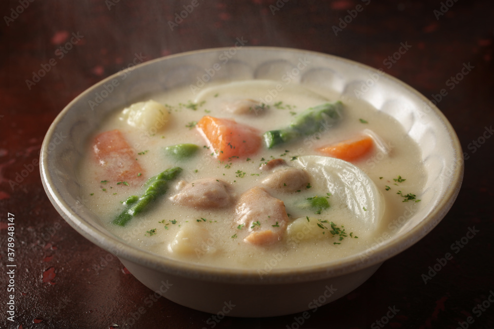赤茶色の背景の中のクリームシチュー