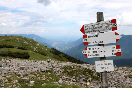 sign with the mountain trails with the text in Italian indicatin