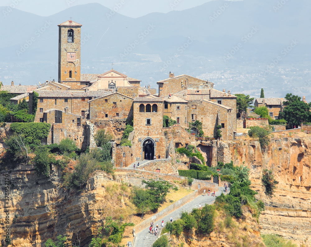 Obraz premium village perched on the hill that can only be reached by a narrow