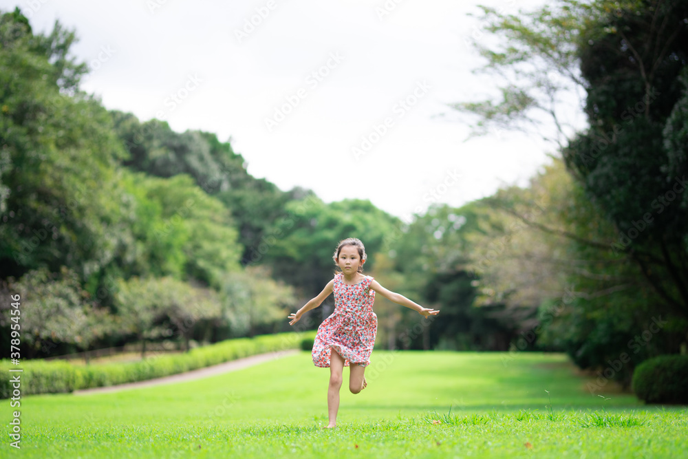 裸足で遊ぶ少女
