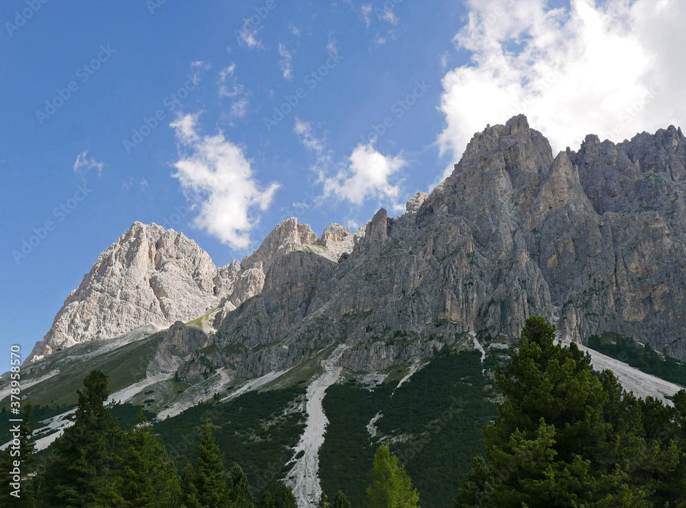 Obraz premium meravigliose cime montane rocciose dolomitiche in italia