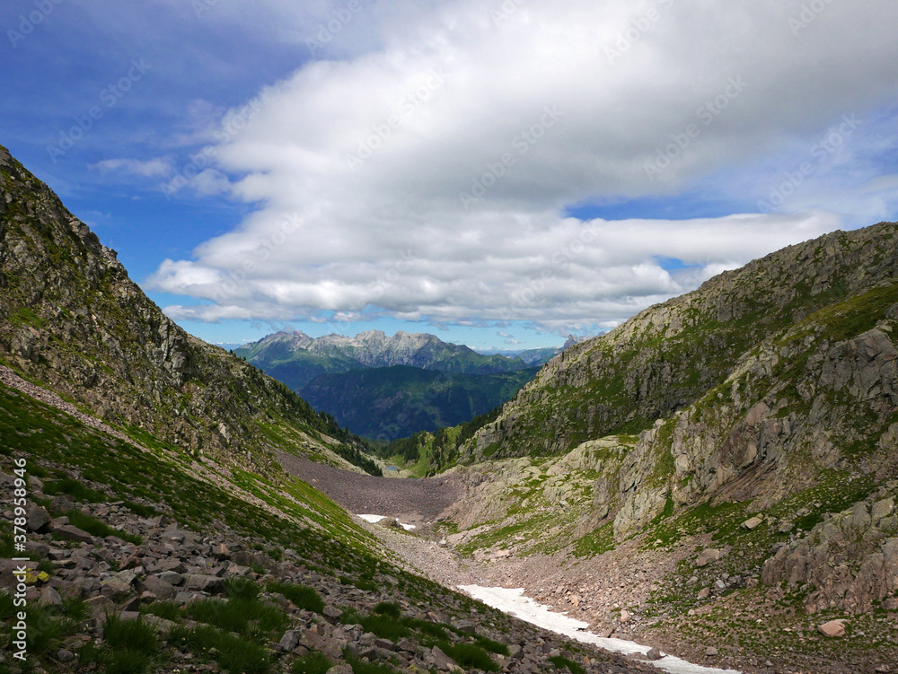 meraviglioso panorama delle montagne dolomitiche in estate con verdi vallate e cime rocciose