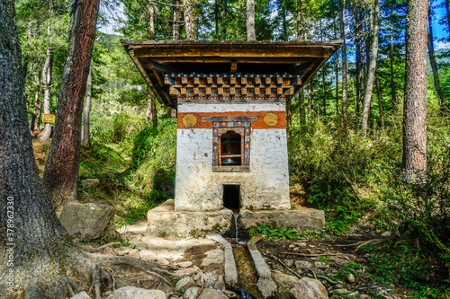 Obraz na płótnie Bhutan, near the city of Paro, a small temple and watermill w salonie