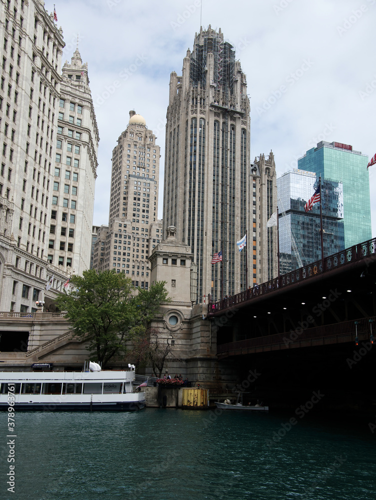 Obraz premium Moored Tourist Boat on the Chicago River