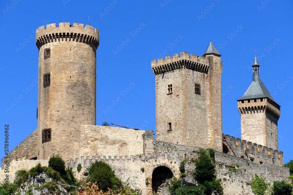 Le château de Foix dominant la ville 
