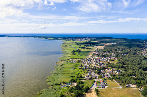 Luftaufnahme des Achterwassers mit Blick auf die Ostsee auf der Insel Usedom
