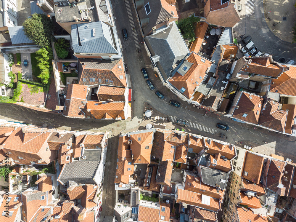 Vista aérea cenital de los tradicionales tejados de la vivienda en Brujas, Bélgica.