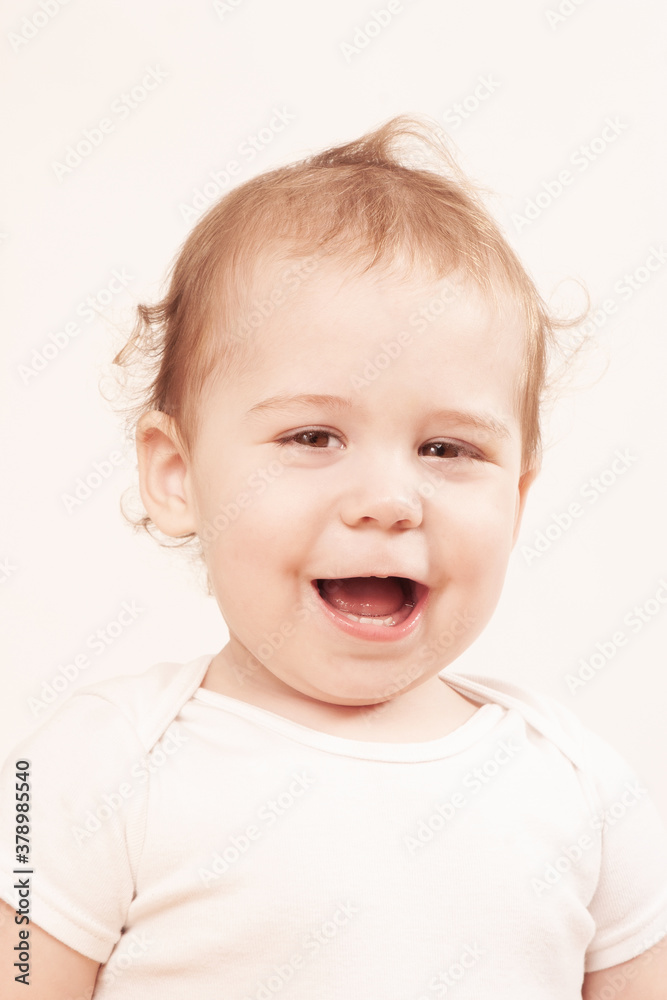 retrato de hermoso bebe blanco caucásico de menos de un año mirándo a cámara con una gran sonrisa sobre fondo blanco retrato de hermoso bebe blanco caucásico de menos de un año mirándo a cámara con una gran sonrisa sobre fondo blanco