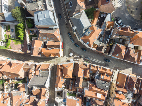 Vista aérea cenital de los tradicionales tejados de la vivienda en Brujas, Bélgica.