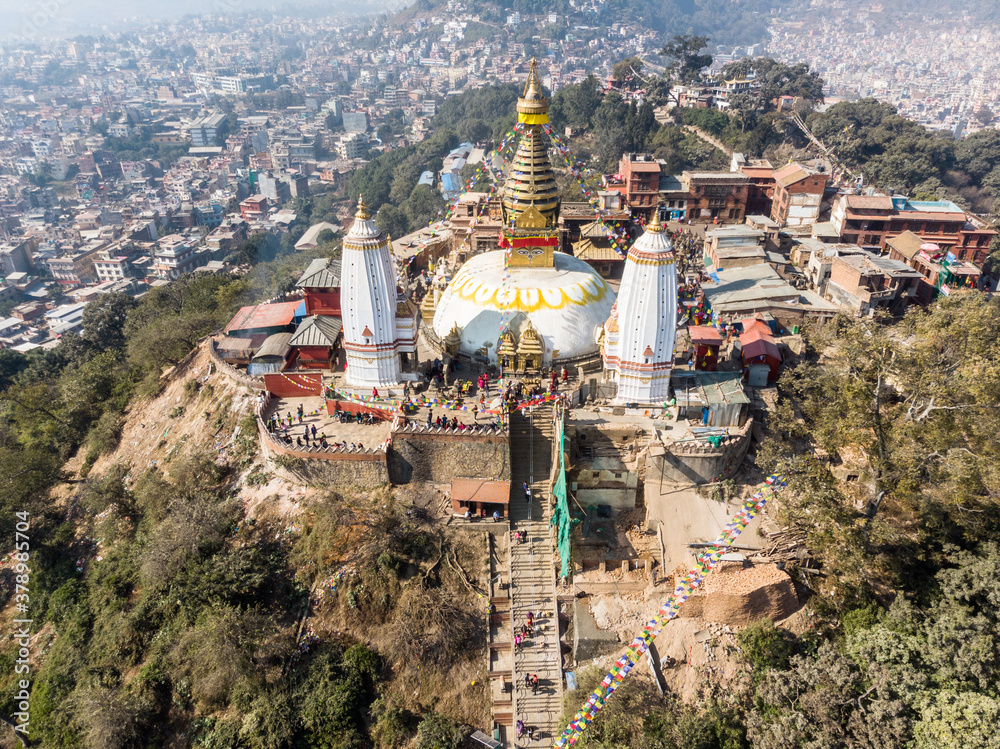 Detalle aéreo del complejo religioso Swayambhunath Stupa con la ciudad de Katmandú en Nepal como fondo.