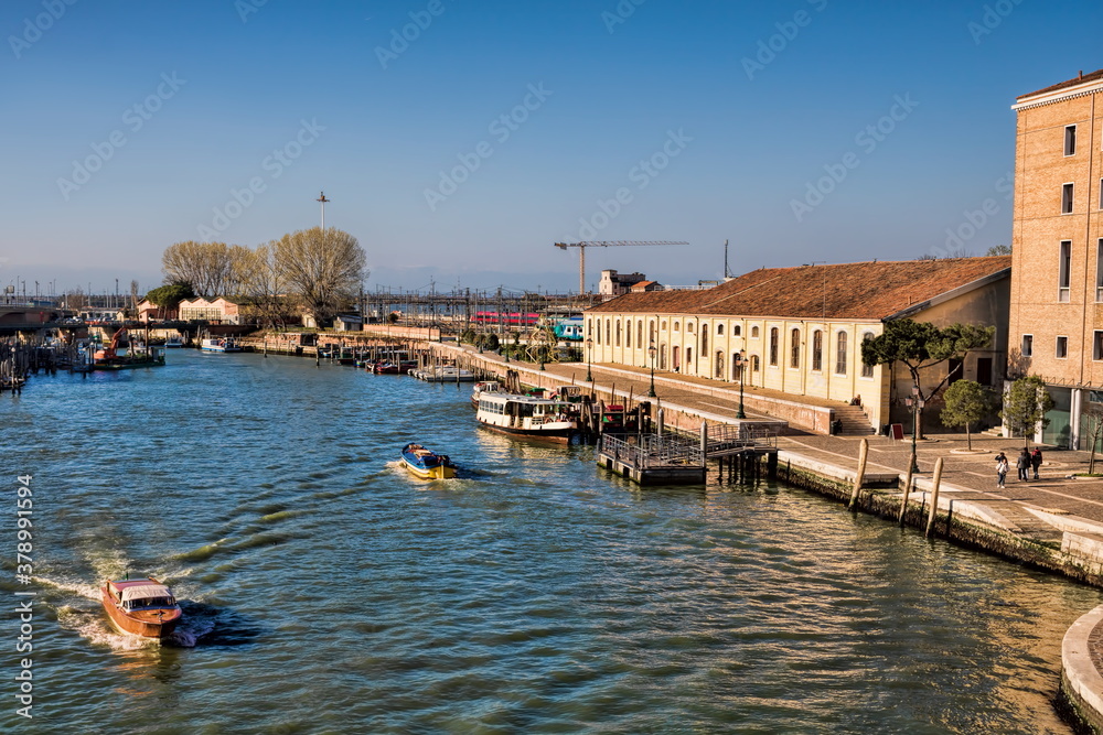 venedig, italien  - kanal am bahnhof venezia santa lucia