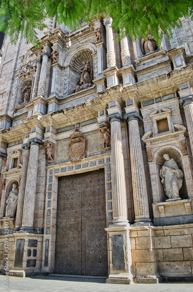 Fachada, columnas y esculturas de la parroquia de la Santisima Cruz en Valencia