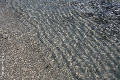 Feine Wellen am Strand