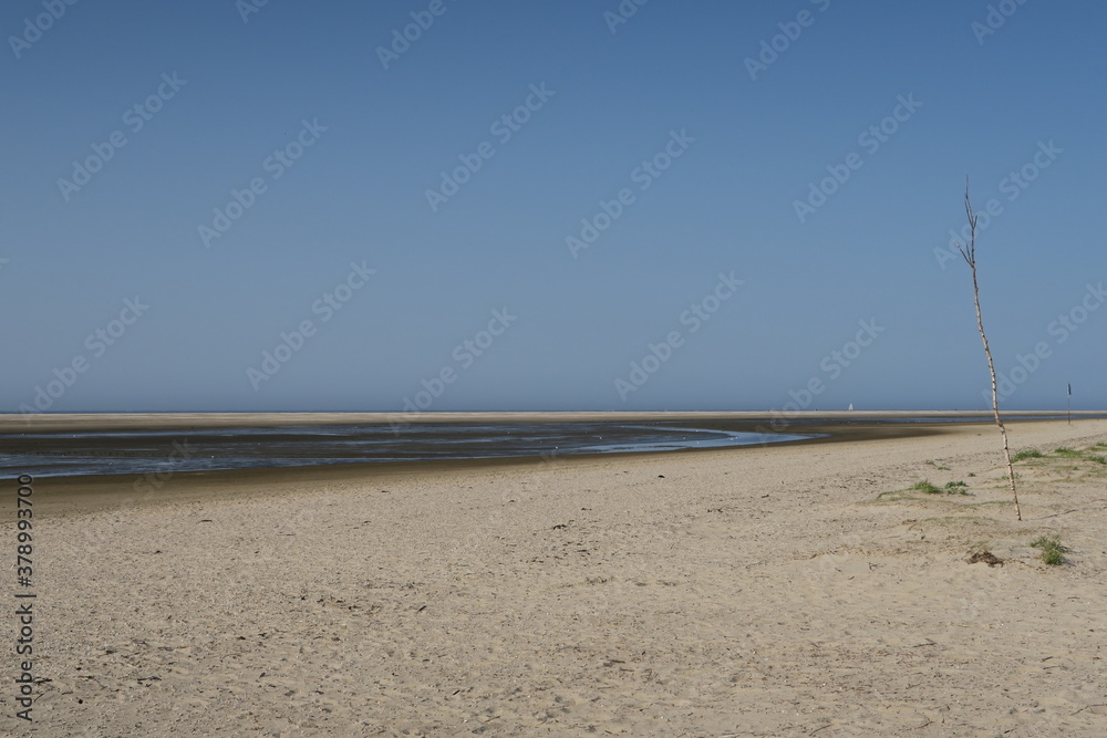 Trockengefallener Priel am Strand der Nordseeinsel Langeoog