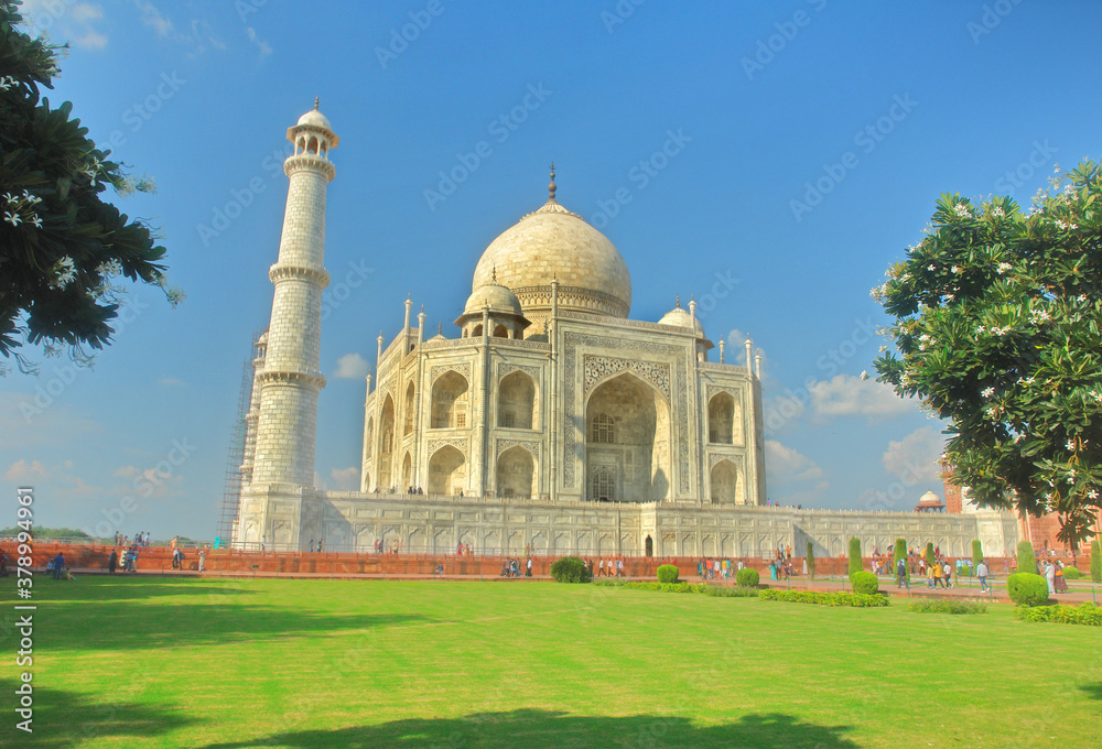 Tadź Mahal – indyjskie mauzoleum wzniesione przez Szahdżahana w Agrze. - obrazy, fototapety, plakaty 