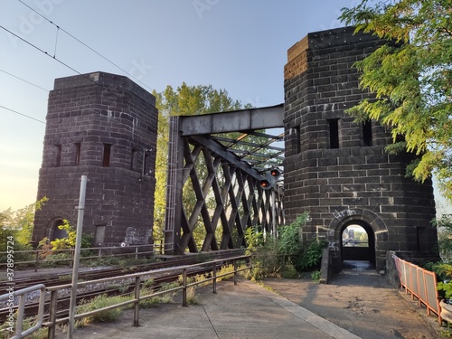 Alte Eisenbahnbrücke in Urmitz bei Koblenz