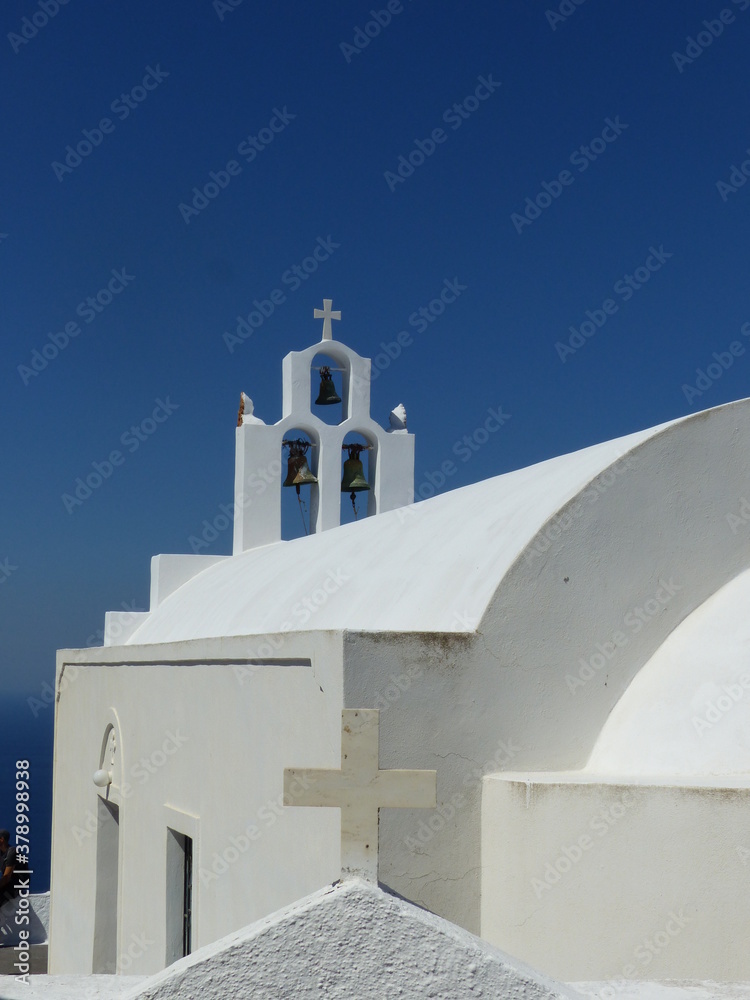 Chiesa tradizionale bianca lungo la caldera di Santorini nelle Cicladi in Grecia.