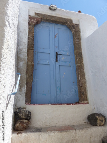 Porta azzurra di un villaggio tradizionale di Pyrgos a Santorini nelle isole Cicladi in Grecia. photo
