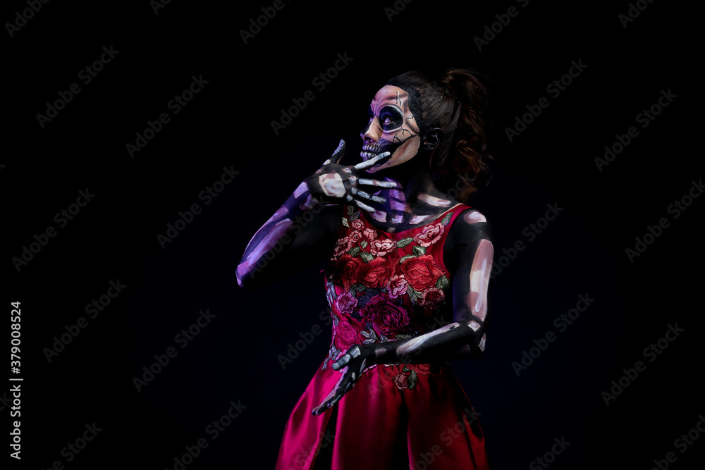 Mujer personificada de calavera con vestido rojo y fondo azul