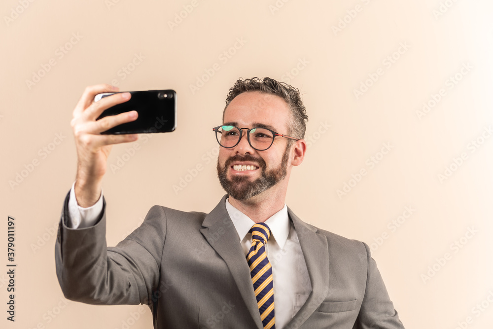 Maestro profesor hombre latino mexicano joven utiliza una tableta sonrisa Maestro profesor hombre latino mexicano joven utiliza una tableta sonrisa
