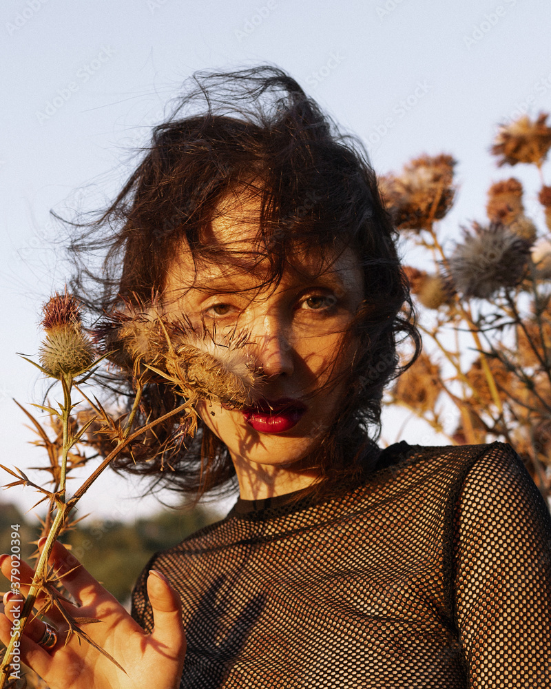 Φωτογραφία Portrait of a girl with a thorn in a field
