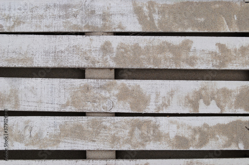 Textura de passadiço de uma praia construído em madeira pintado de branco com areias por cima