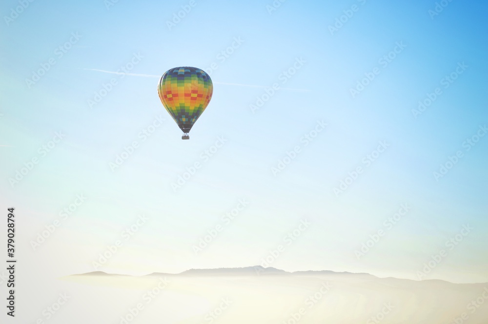 Fototapeta premium A single hot air balloon over Napa Valley at sunrise
