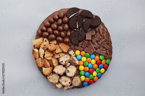 Delicious and chewy brownie with milk chocolate covered and perfects toppings, cookies, dark chocolate and colorful chocolate chips