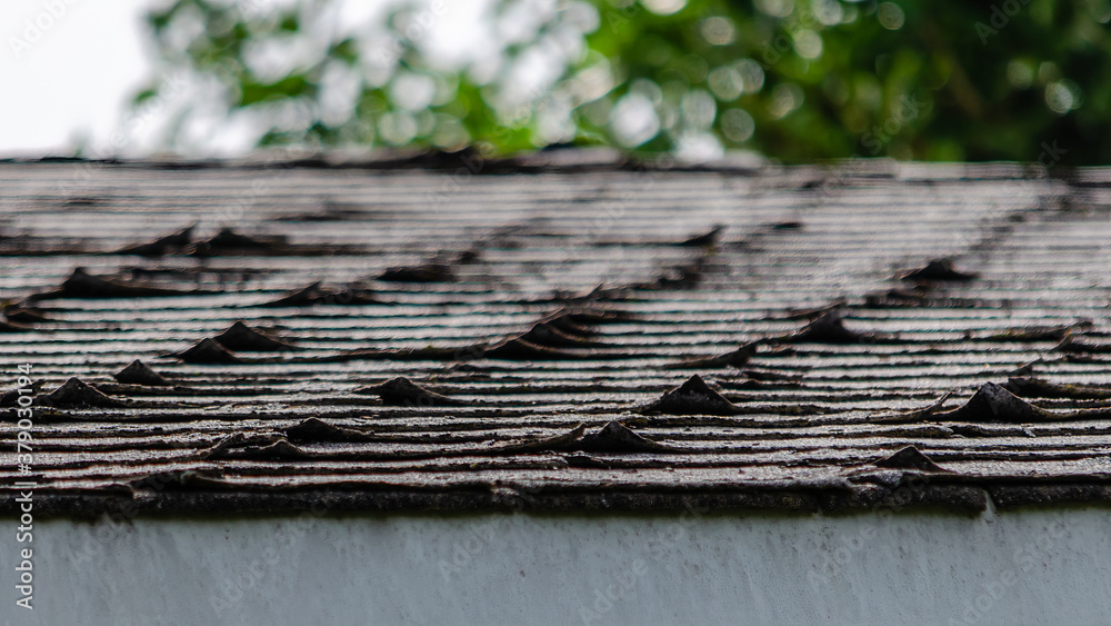 Φωτογραφία Close-up of curled roofing shingles