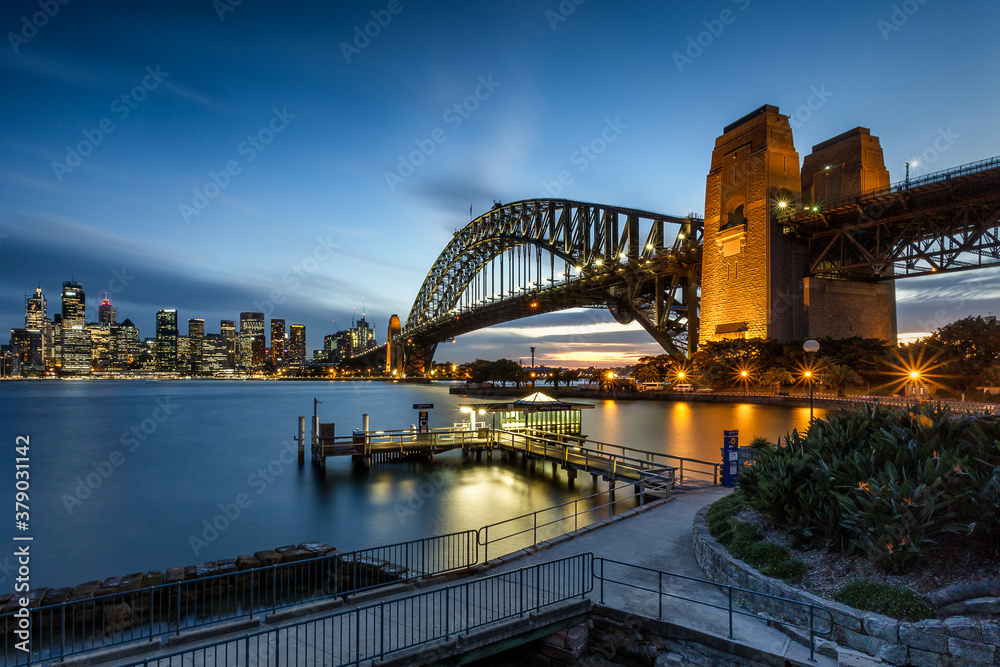 Naklejka premium Sydney Harbour Bridge at dusk