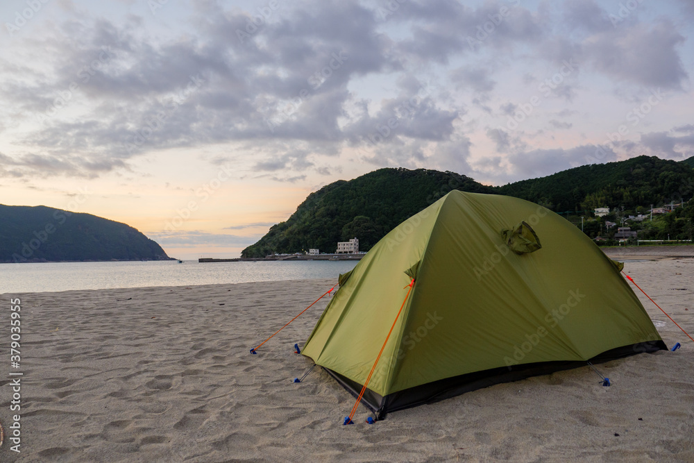 朝の砂浜に張ったテント
