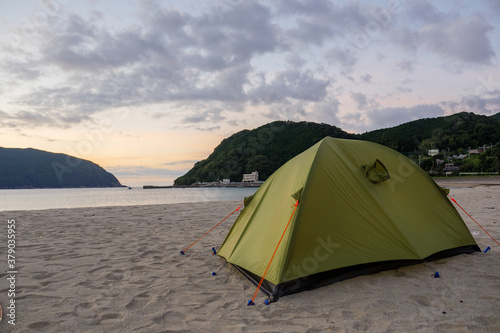 朝の砂浜に張ったテント 