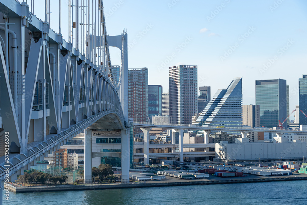 青空を背景にレインボーブリッジから見た芝浦ふ頭のビル群