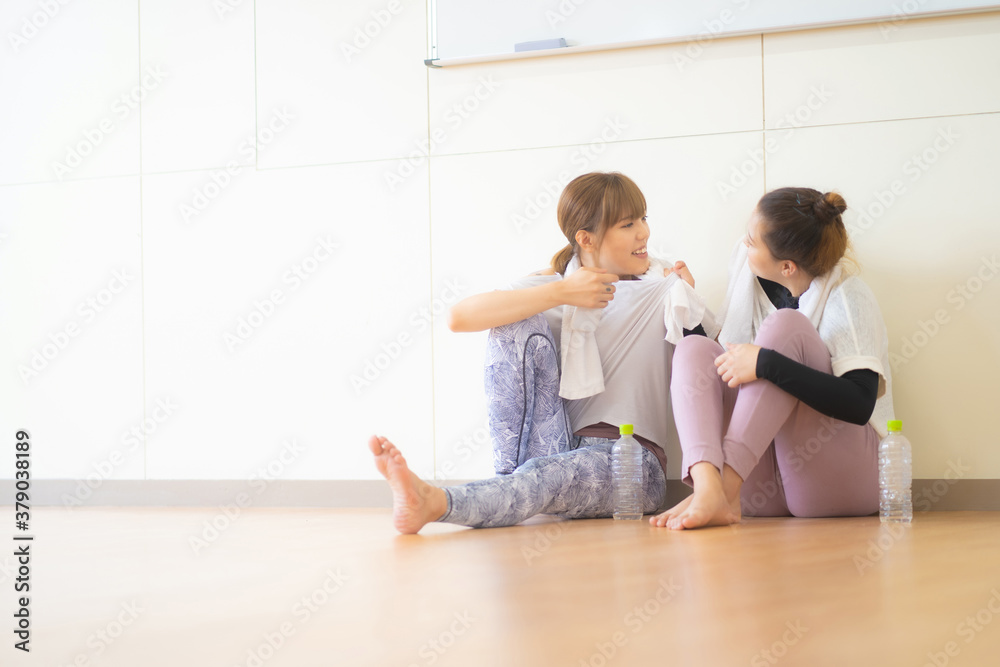スポーツジムで休憩する女性たち
スポーツジムで休憩する女性たち