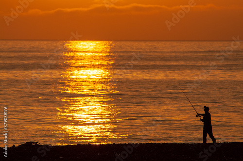 朝日を浴びている釣り人　日本　アジア © 篤史 藁品