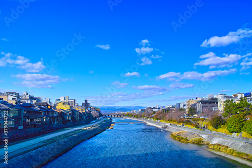 京都、早春の四条大橋から見た鴨川の上流方向の風景 