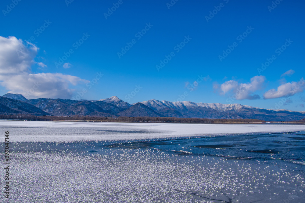 青空の下の冬の湖。屈斜路湖、北海道。