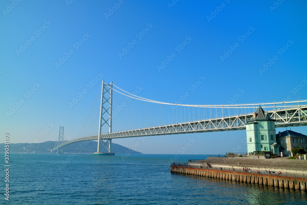 Obraz premium 明石海峡大橋と孫文記念館