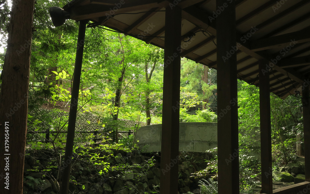 公園内のあづまやと石橋
