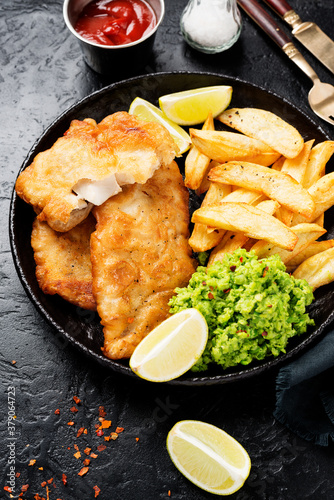 Quadro em tela British Traditional Fish and chips with mashed peas and sauce.