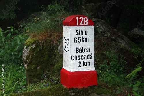 Hito del kilómetro 128 de la DN7C, la famosa carretera de Transfagarasan en Rumanía (Distrito de Sibiu). Hito próximo a la cascada Balea, a 2 km de la misma. photo