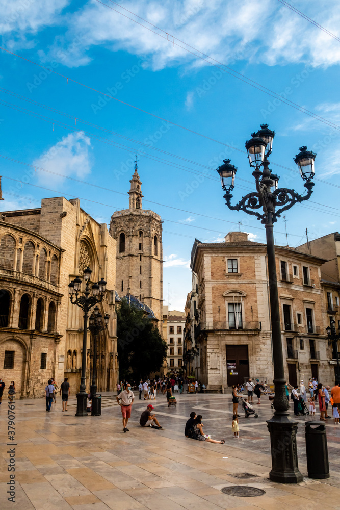 Fototapeta premium Kathedrale an der plaza de la virgen in der altstadt von Valencia 