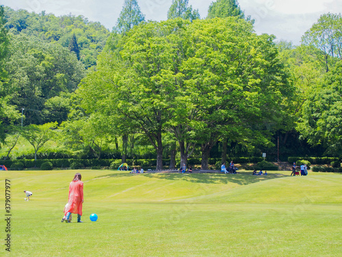 岐阜の公園で遊ぶ日本人の幼稚園児と母