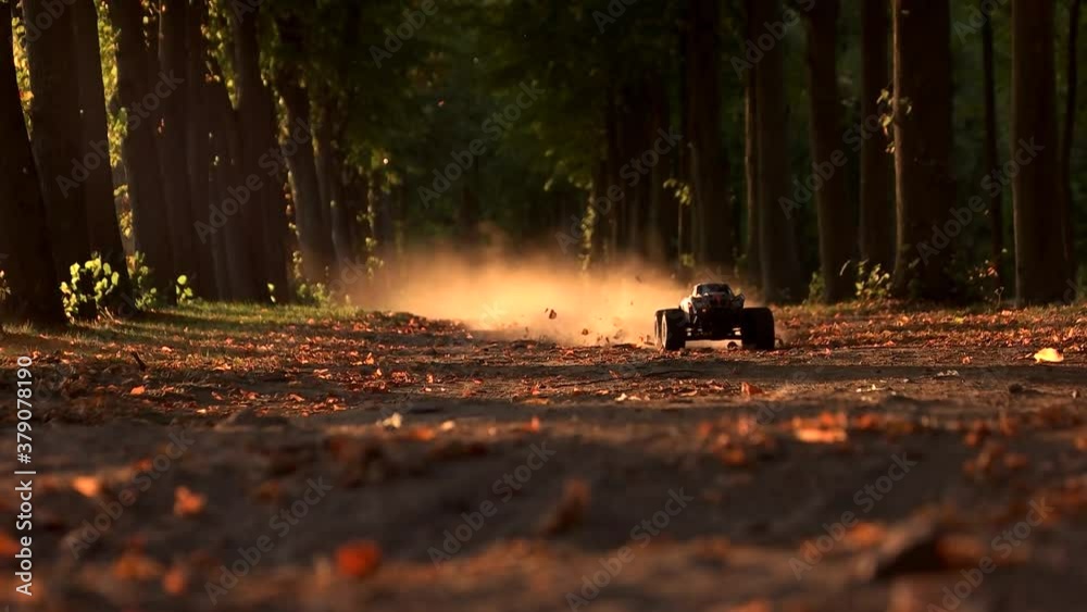 Vídeo do Stock: RC car drfting in a forest offroad race. Perspective ...