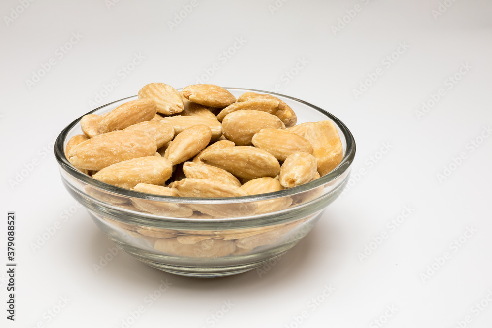 Bol de Almendras fritas para aperitivo con fondo blanco Bol de Almendras fritas para aperitivo con fondo blanco