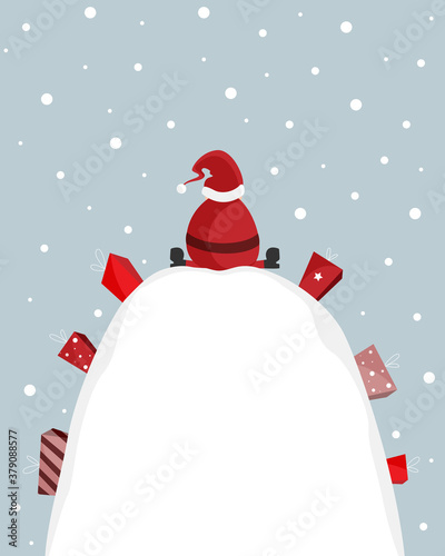 Geschenkkarte - Weihnachtsmann sitzt im Schnee zwischen Geschenken auf Hügel. Banner. Blau. Copy Space