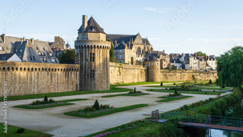 Soleil levant sur les remparts