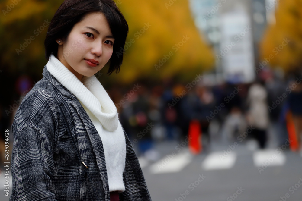 Fototapeta premium 秋の自然の中にいる女性のイメージ