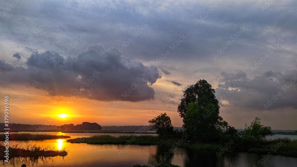 Naklejka premium sunset over the lake